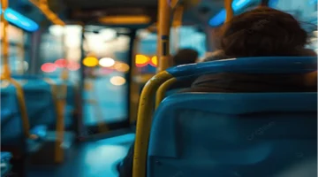 إتيكيت الجلوس في المواصلات العامة يبرز أهمية احترام المسنين ويعكس سلوك المجتمع في الأماكن العامة 1